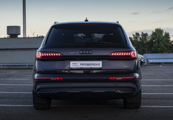 Подержанный автомобиль Audi Q7 2021 года (6 фото)