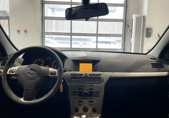 Подержанный автомобиль Opel Astra Sedan 2008 года (11 фото)