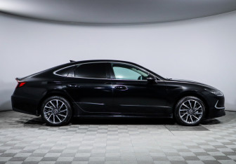 Подержанный автомобиль Hyundai Sonata 2022 года (4 фото)