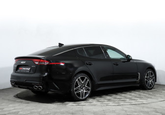 Подержанный автомобиль Kia Stinger 2023 года (5 фото)