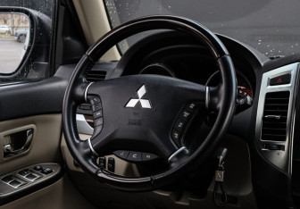 Подержанный автомобиль Mitsubishi Pajero 2019 года (12 фото)