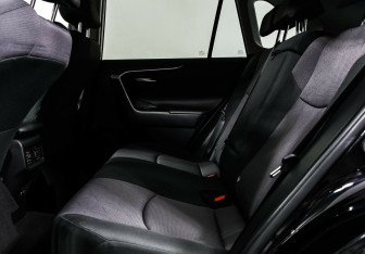 Подержанный автомобиль Toyota RAV4 2020 года (13 фото)