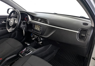 Подержанный автомобиль Kia Rio Hatchback 2021 года (12 фото)
