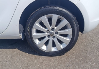 Подержанный автомобиль Opel Astra Hatchback 2012 года (12 фото)