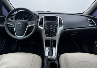 Подержанный автомобиль Opel Astra Hatchback 2011 года (9 фото)