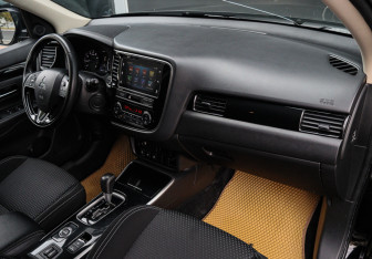 Подержанный автомобиль Mitsubishi Outlander 2019 года (7 фото)