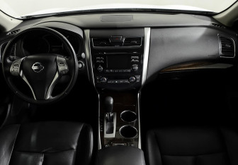 Подержанный автомобиль Nissan Teana 2015 года (11 фото)