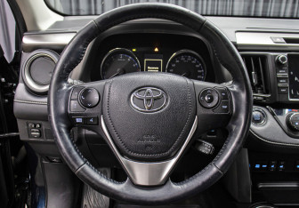 Подержанный автомобиль Toyota RAV4 2018 года (17 фото)