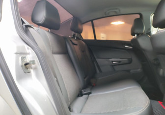 Подержанный автомобиль Opel Astra Sedan 2011 года (13 фото)