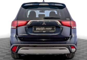 Подержанный автомобиль Mitsubishi Outlander 2021 года (6 фото)