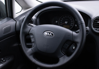 Подержанный автомобиль Kia Carens 2011 года (16 фото)