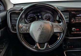 Подержанный автомобиль Mitsubishi Outlander 2022 года (21 фото)