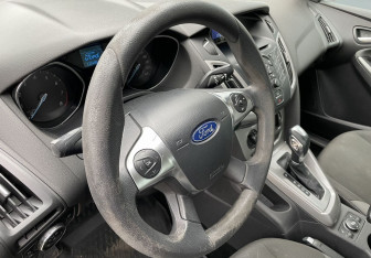 Подержанный автомобиль Ford Focus Sedan 2011 года (14 фото)
