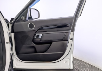 Подержанный автомобиль Land Rover Discovery 2018 года (25 фото)