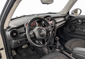 Подержанный автомобиль MINI Hatch 2018 года (16 фото)