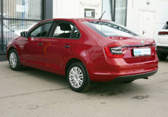 Подержанный автомобиль Skoda Rapid Liftback 2014 года (7 фото)
