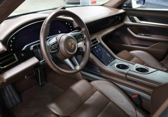 Подержанный автомобиль Porsche Taycan 2021 года (16 фото)