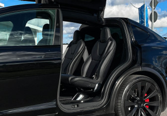 Подержанный автомобиль Tesla Model X 2023 года (29 фото)