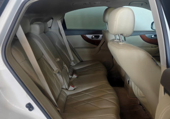 Подержанный автомобиль Infiniti QX70 2014 года (10 фото)