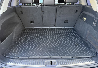 Подержанный автомобиль Volkswagen Touareg 2012 года (15 фото)