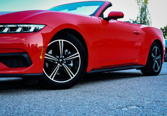 Подержанный автомобиль Ford Mustang Convertible 2024 года (24 фото)