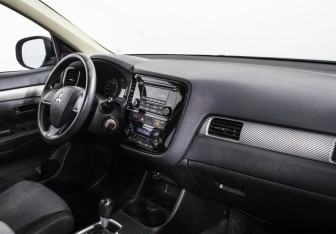 Подержанный автомобиль Mitsubishi Outlander 2012 года (9 фото)