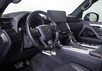 Подержанный автомобиль Lexus LX 2025 года (13 фото)