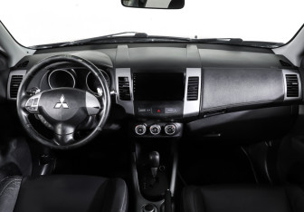 Подержанный автомобиль Mitsubishi Outlander 2011 года (13 фото)