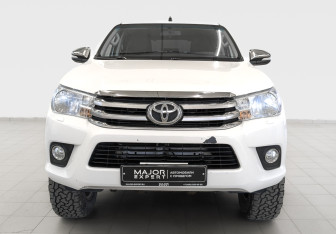 Подержанный автомобиль Toyota Hilux 2016 года (2 фото)