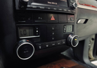 Подержанный автомобиль Volkswagen Touareg 2007 года (15 фото)