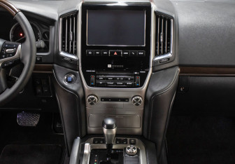 Подержанный автомобиль Toyota Land Cruiser Suv 2016 года (15 фото)