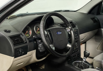 Подержанный автомобиль Ford Mondeo Sedan 2001 года (13 фото)