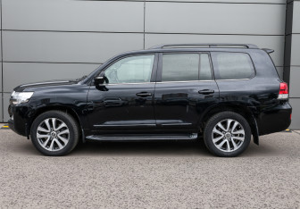 Подержанный автомобиль Toyota Land Cruiser Suv 2017 года (8 фото)
