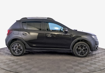 Подержанный автомобиль Renault Sandero 2017 года (4 фото)