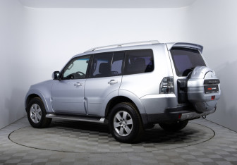 Подержанный автомобиль Mitsubishi Pajero 2008 года (7 фото)