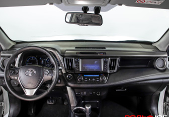 Подержанный автомобиль Toyota RAV4 2018 года (13 фото)