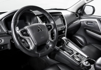 Подержанный автомобиль Mitsubishi Pajero Sport 2021 года (14 фото)