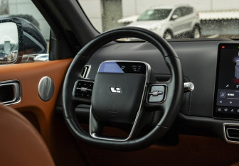 Подержанный автомобиль LiXiang L9 2023 года (10 фото)