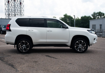Подержанный автомобиль Toyota Land Cruiser Prado 2021 года (4 фото)