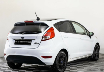 Подержанный автомобиль Ford Fiesta Hatchback 2017 года (5 фото)