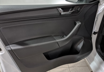 Подержанный автомобиль Skoda Rapid Liftback 2021 года (19 фото)