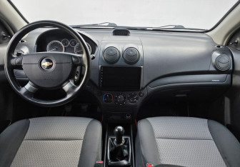 Подержанный автомобиль Chevrolet Aveo Hatchback 2011 года (11 фото)