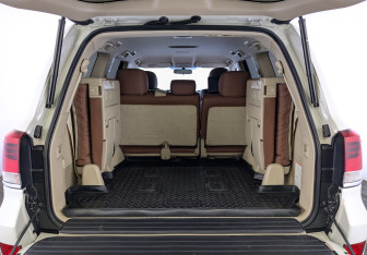 Подержанный автомобиль Toyota Land Cruiser Suv 2021 года (10 фото)