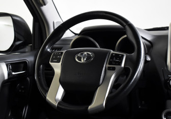 Подержанный автомобиль Toyota Land Cruiser Prado 2013 года (12 фото)