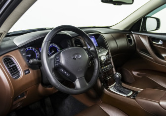 Подержанный автомобиль Infiniti QX50 2016 года (11 фото)