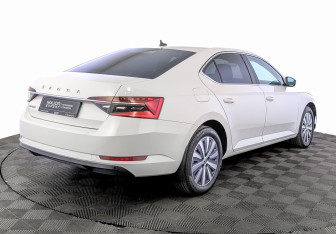 Подержанный автомобиль Skoda Superb Liftback 2021 года (5 фото)