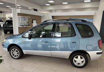 Подержанный автомобиль Toyota Corolla Spacio 1998 года (8 фото)