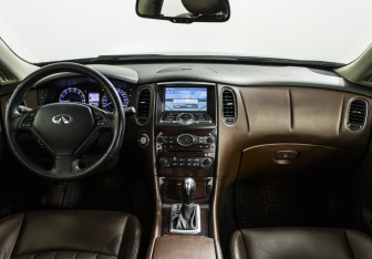 Подержанный автомобиль Infiniti QX50 2017 года (13 фото)