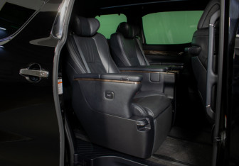 Подержанный автомобиль Toyota Alphard 2021 года (11 фото)