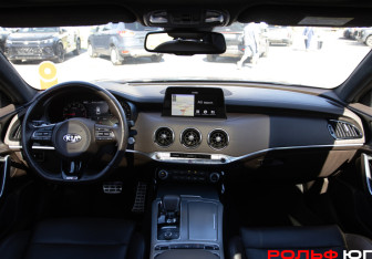 Подержанный автомобиль Kia Stinger 2018 года (11 фото)